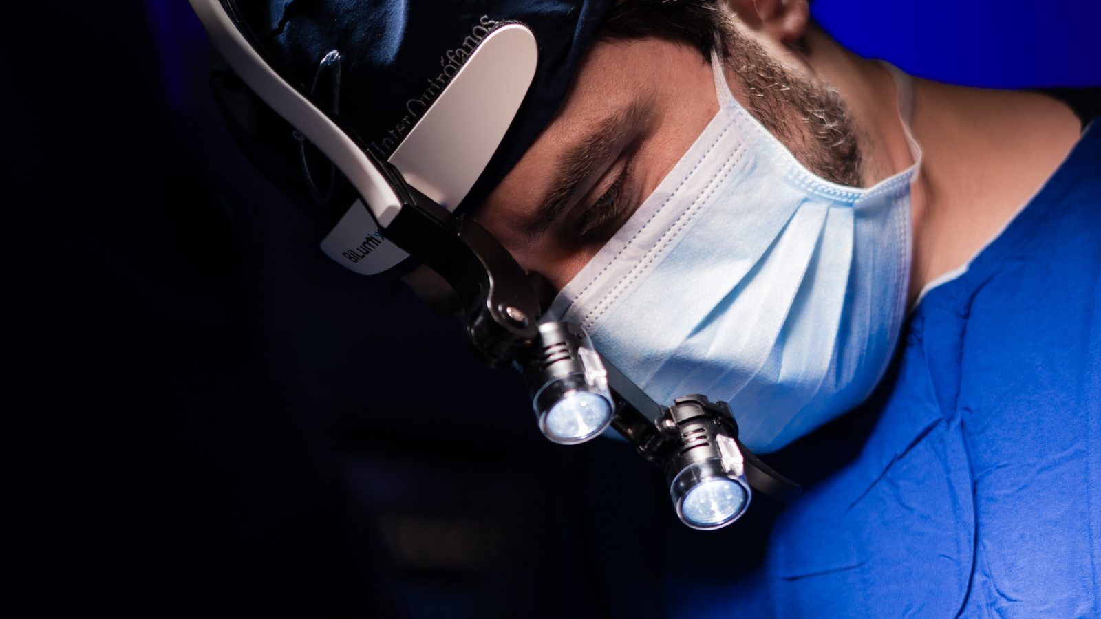Dr. Sebastián Gaviria en quirófano durante una cirugía en Interquirófanos, El Poblado, Medellín